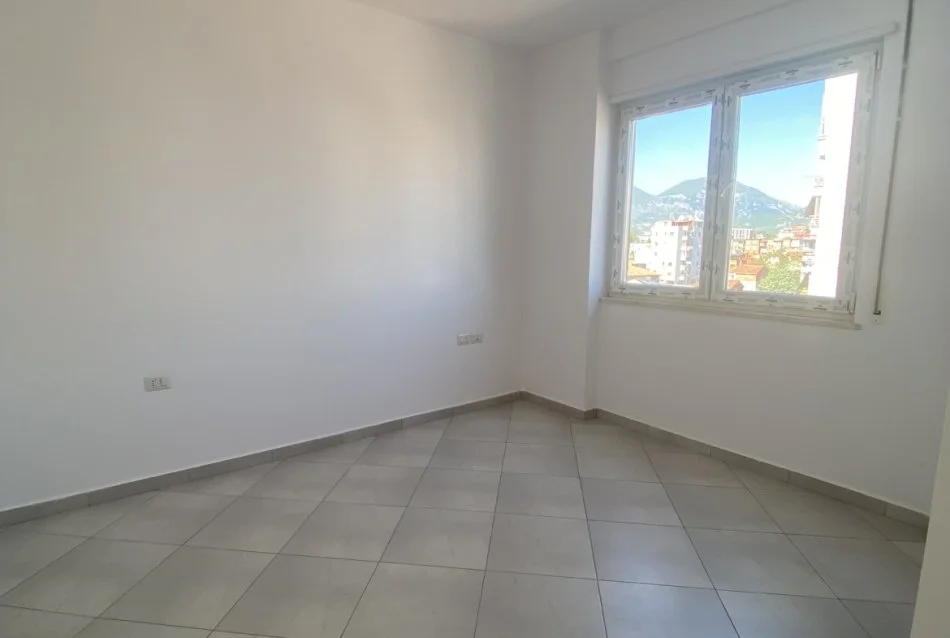 Tirane, jepet me qera apartament 1+1+Ballkon Kati 4, 75 m² 350 € (Rruga 4 Deshmoret)