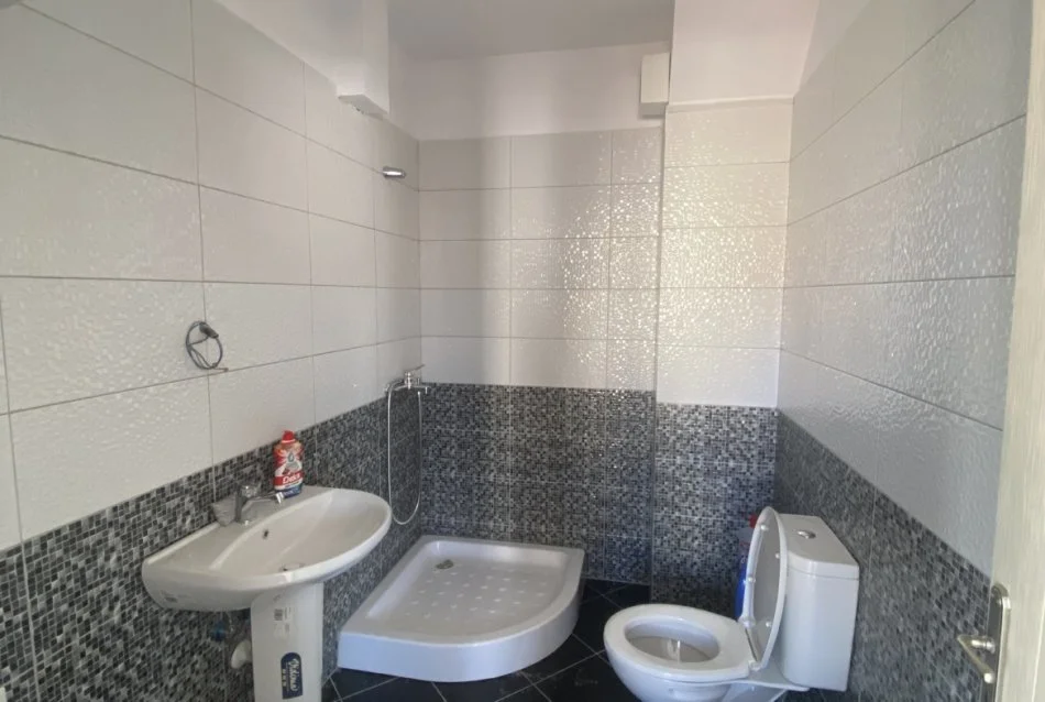 Tirane, jepet me qera apartament 1+1+Ballkon Kati 4, 75 m² 350 € (Rruga 4 Deshmoret)