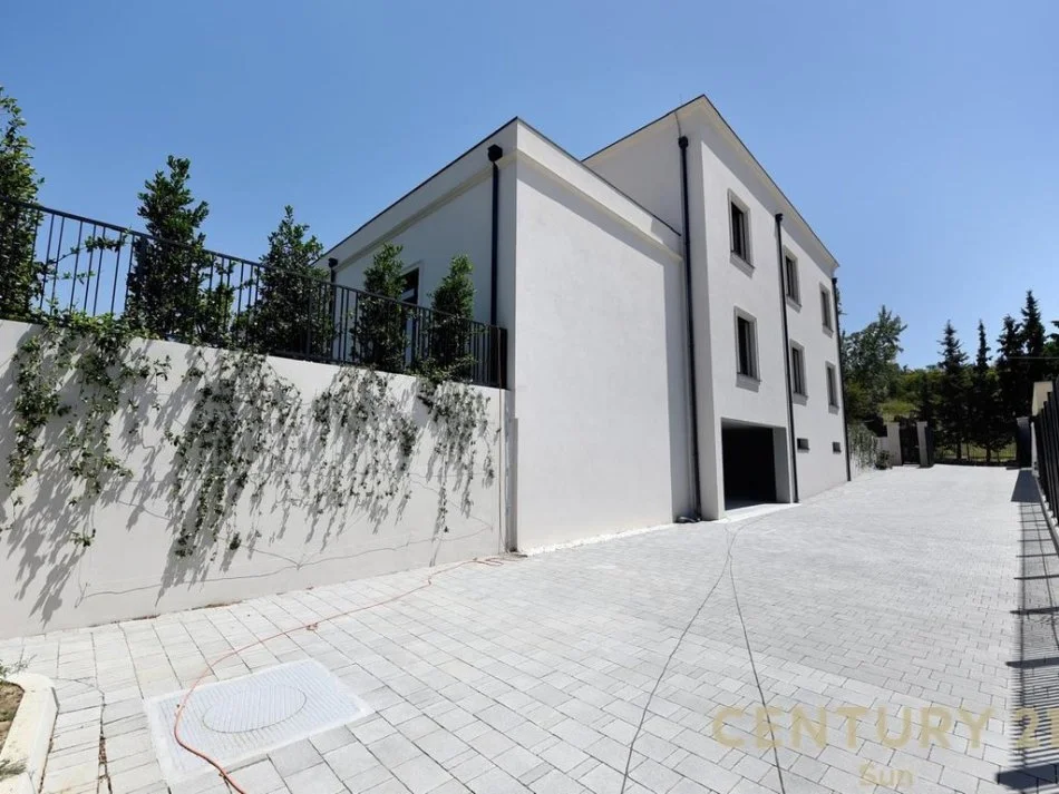 Tirane, jepet me qera Vile 2 Katshe Kati 2, 1.500 m² 