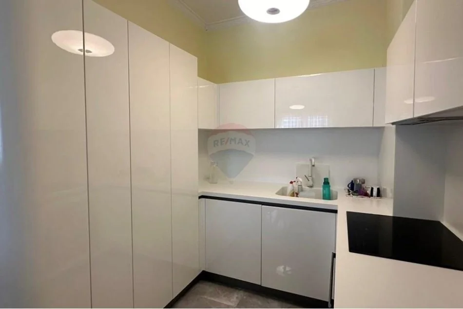 Tirane, jepet me qera apartament 2+1 Kati 6, 600 € (Ish Parku Autobuzave)