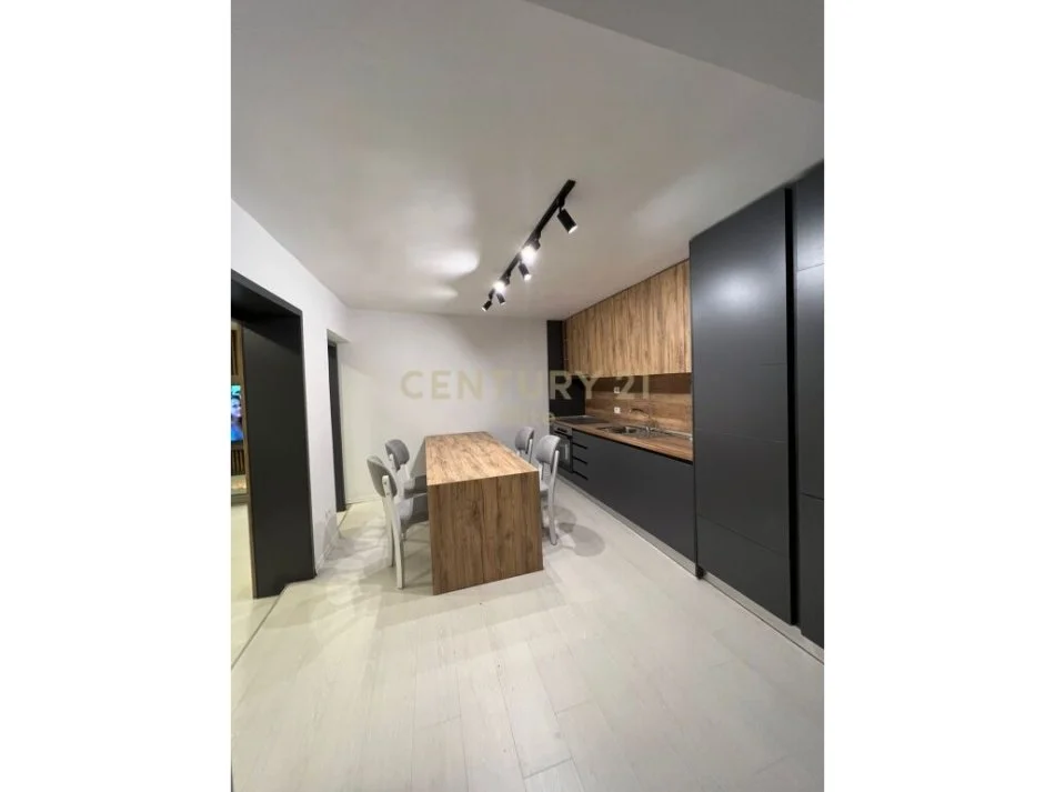 Tirane, shitet apartament duplex Dublex Kati 5, 99 m² 170.000 € (Rruga e Kavajes)