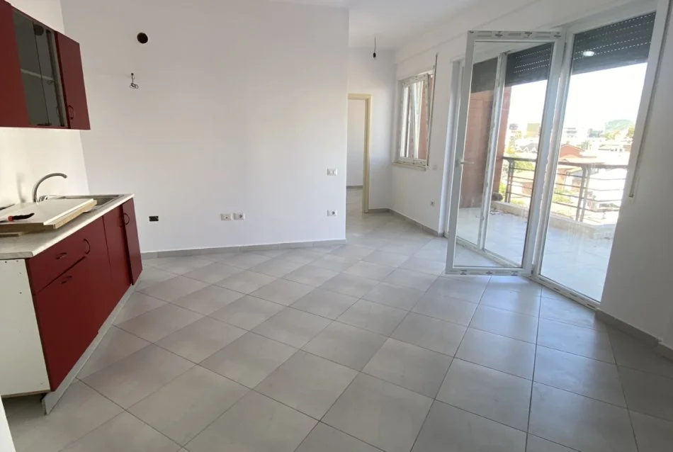 Tirane, jepet me qera apartament 1+1+Ballkon Kati 4, 75 m² 350 € (Rruga 4 Deshmoret)
