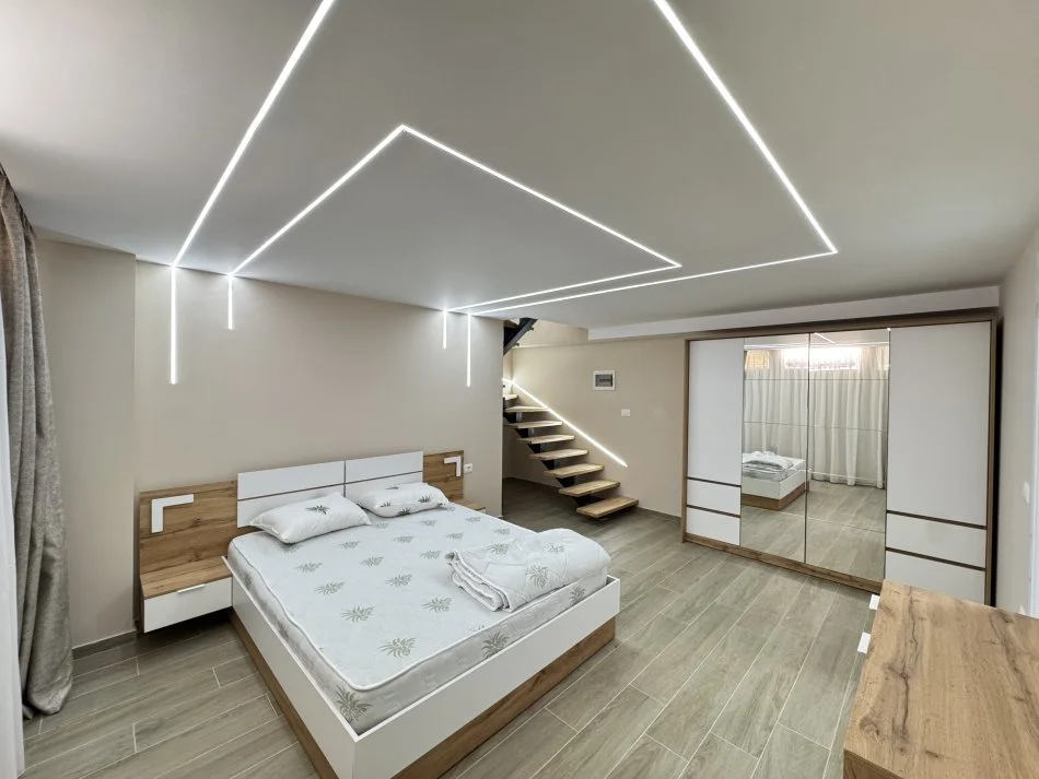 Korce, jepet me qera apartament duplex Kati 1, 100 m² 450 €