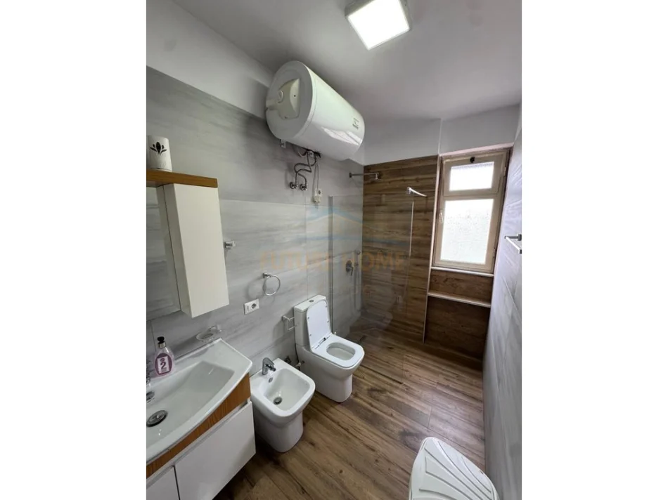 Tirane, jepet me qera apartament 3+1+Ballkon Kati 4, 105 m² 700 € 