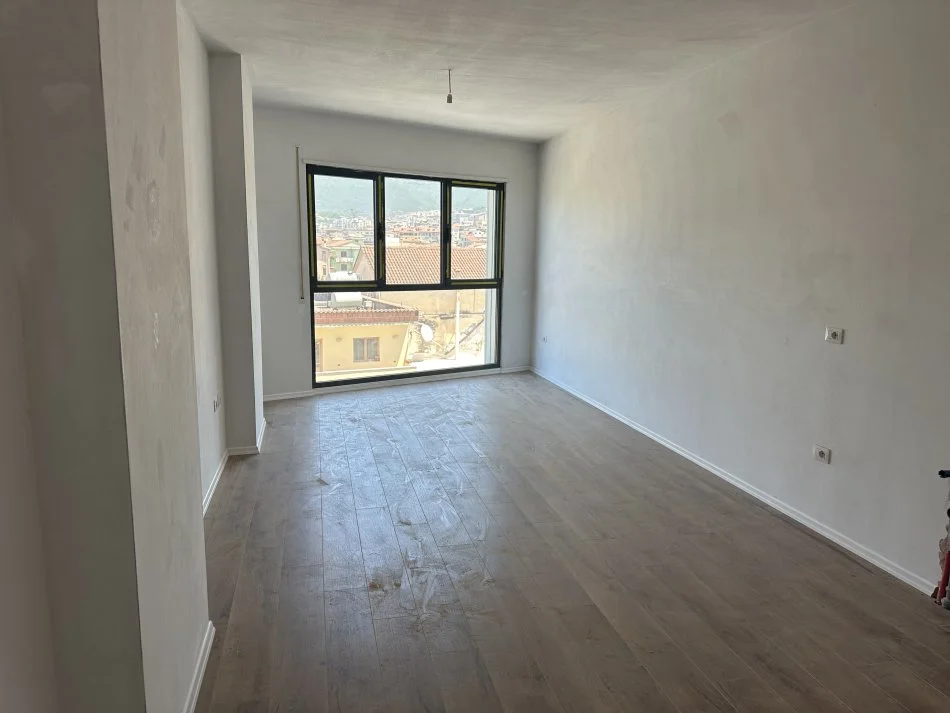 Tirane, shitet apartament 2+1+Ballkon Kati 4, 115 m² 178.000 € (Xhamllik)