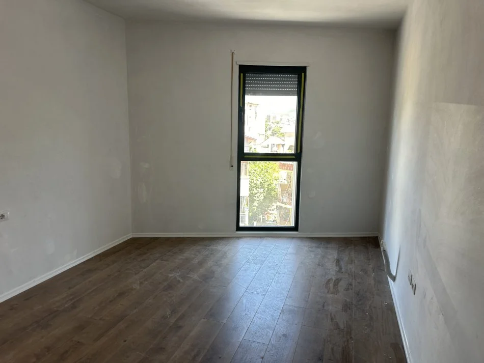 Tirane, shitet apartament 2+1+Ballkon Kati 4, 115 m² 178.000 € (Xhamllik)
