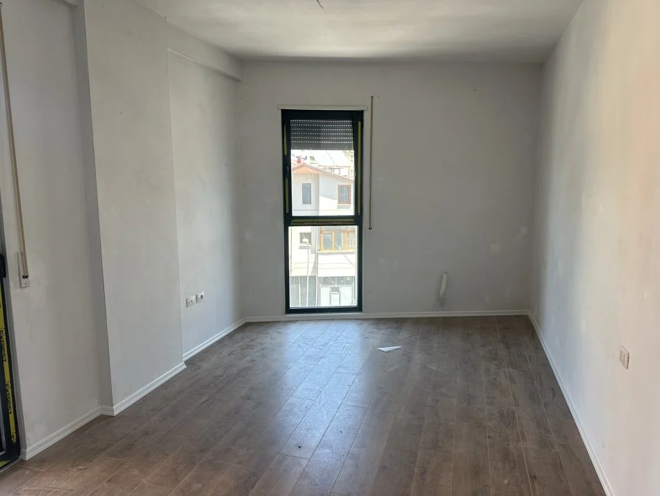 Tirane, shitet apartament 2+1+Ballkon Kati 4, 115 m² 178.000 € (Xhamllik)