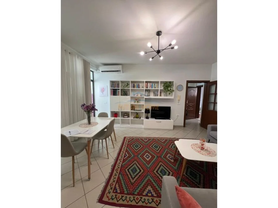 Tirane, jepet me qera apartament 2+1+Ballkon Kati 8, 70 m² 600 € 
