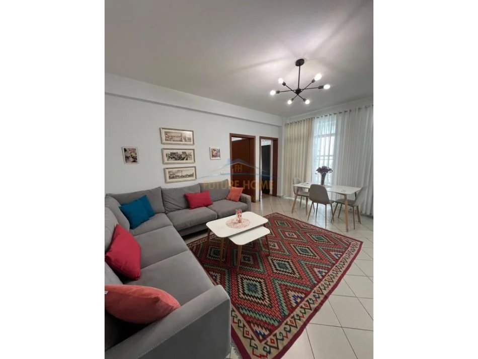 Tirane, jepet me qera apartament 2+1+Ballkon Kati 8, 70 m² 600 € 