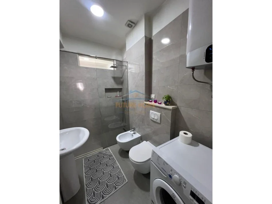 Tirane, jepet me qera apartament 2+1+Ballkon Kati 8, 70 m² 600 € 
