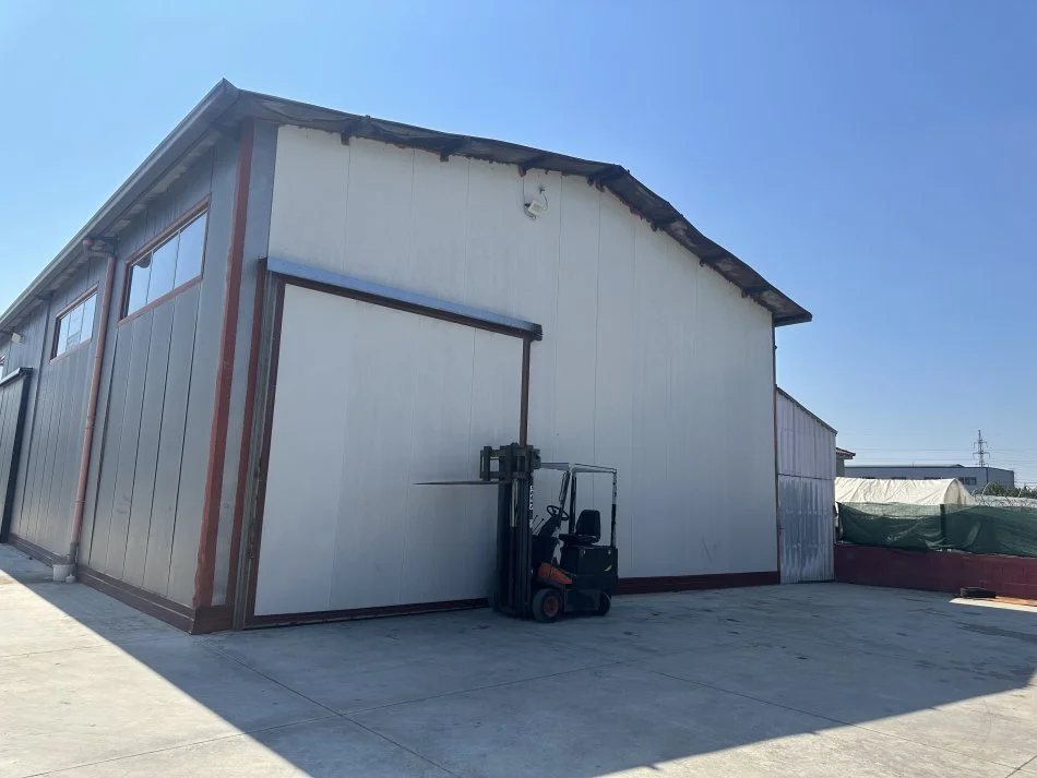 Lushnje, jepet me qera magazine Kati 0, 400 m² 800 € (Te plasmasi ne Lushnje)