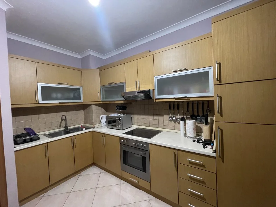 Tirane, jepet me qera apartament 1+1 Kati 4, 75 m² 350 € (Pallatet e Verdha.)