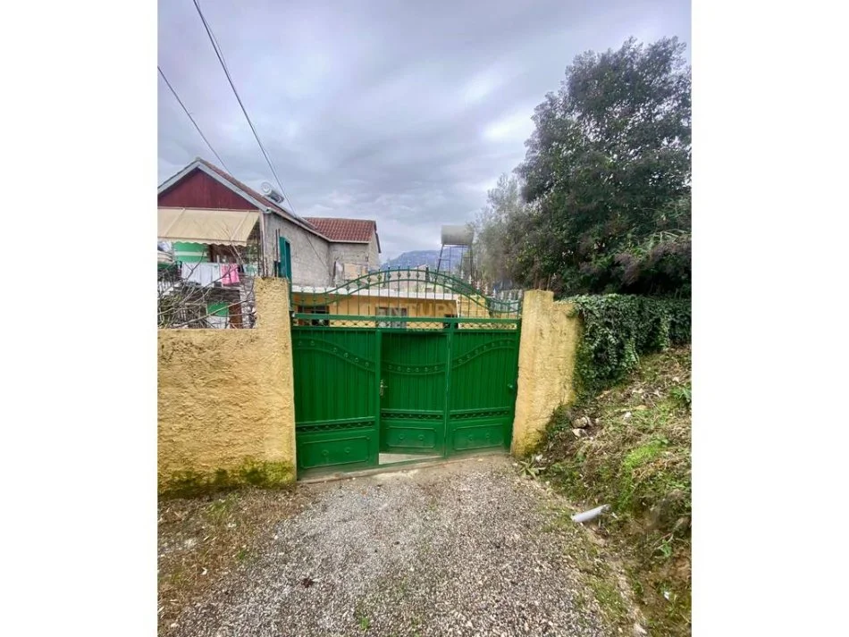 Tirane, shes shtepi 1+1 Kati 1, 210 m² 90.000 € (Shkoze)