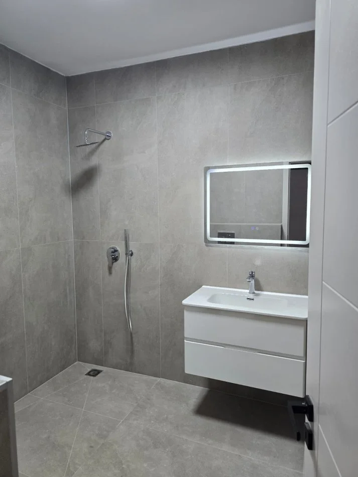 Tirane, jepet me qera apartament 2+1 Ish UET Kati 3, 93 m² 700 €