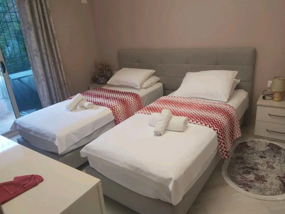 Tirane, jepet me qera apartament 1+1+Ballkon Kati 1, 80 m² 600 € (Ambasada Amerikane)