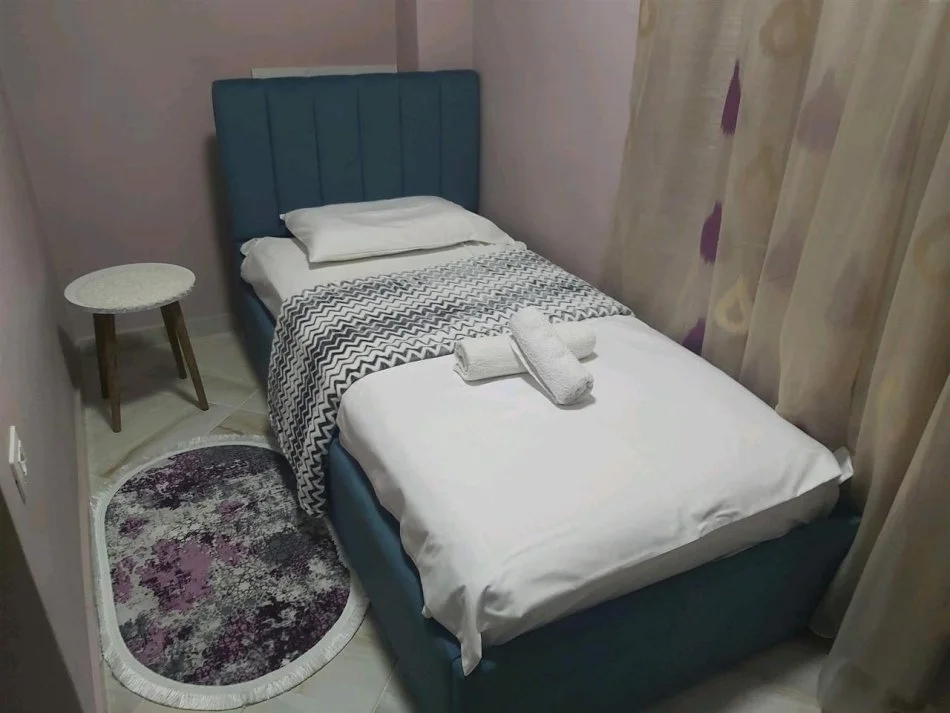 Tirane, jepet me qera apartament 1+1+Ballkon Kati 1, 80 m² 600 € (Ambasada Amerikane)