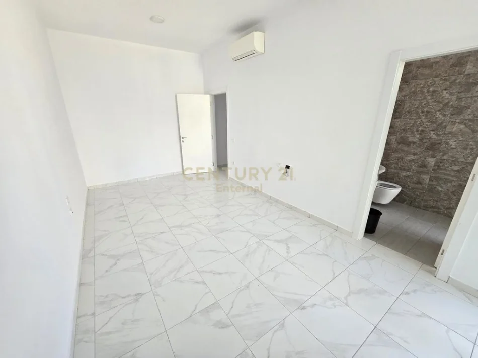 Tirane, jepet me qera ambjent biznesi Kati 2, 111 m² 1.100 € (Square 21)