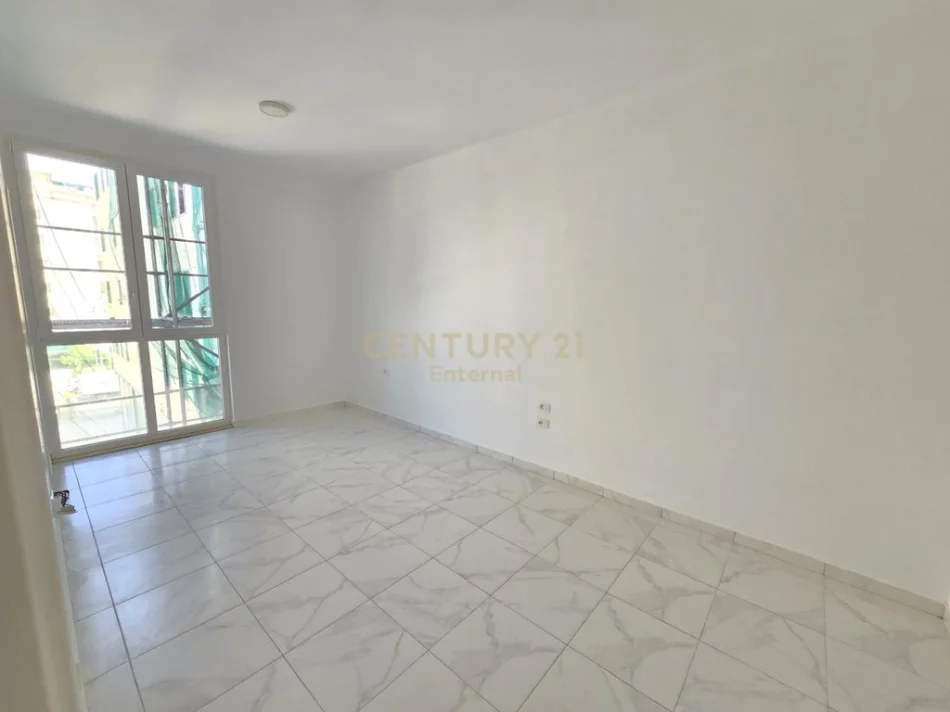 Tirane, jepet me qera ambjent biznesi Kati 2, 111 m² 1.100 € (Square 21)