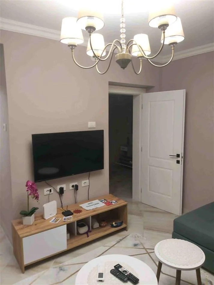 Tirane, jepet me qera apartament 1+1+Ballkon Kati 1, 80 m² 600 € (Ambasada Amerikane)