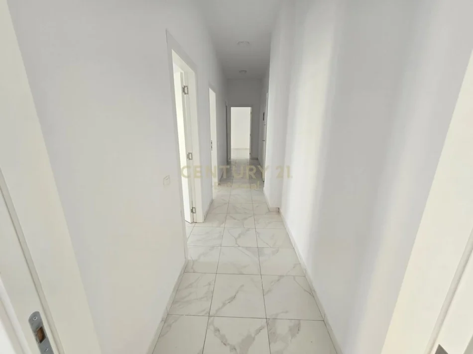 Tirane, jepet me qera ambjent biznesi Kati 2, 111 m² 1.100 € (Square 21)