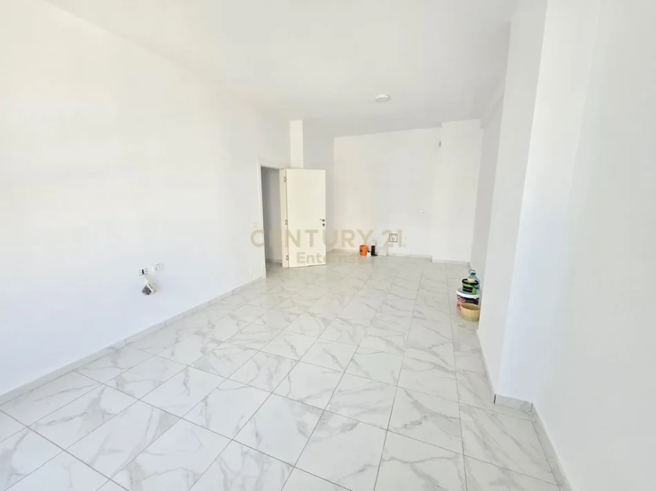 Tirane, jepet me qera ambjent biznesi Kati 2, 111 m² 1.100 € (Square 21)