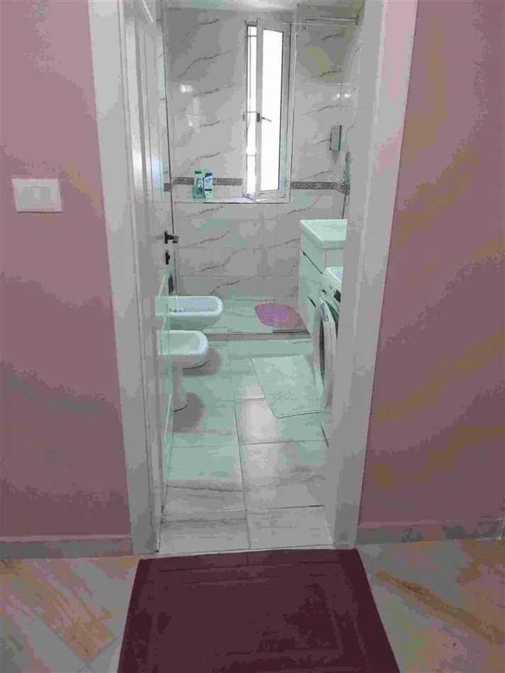 Tirane, jepet me qera apartament 1+1+Ballkon Kati 1, 80 m² 600 € (Ambasada Amerikane)