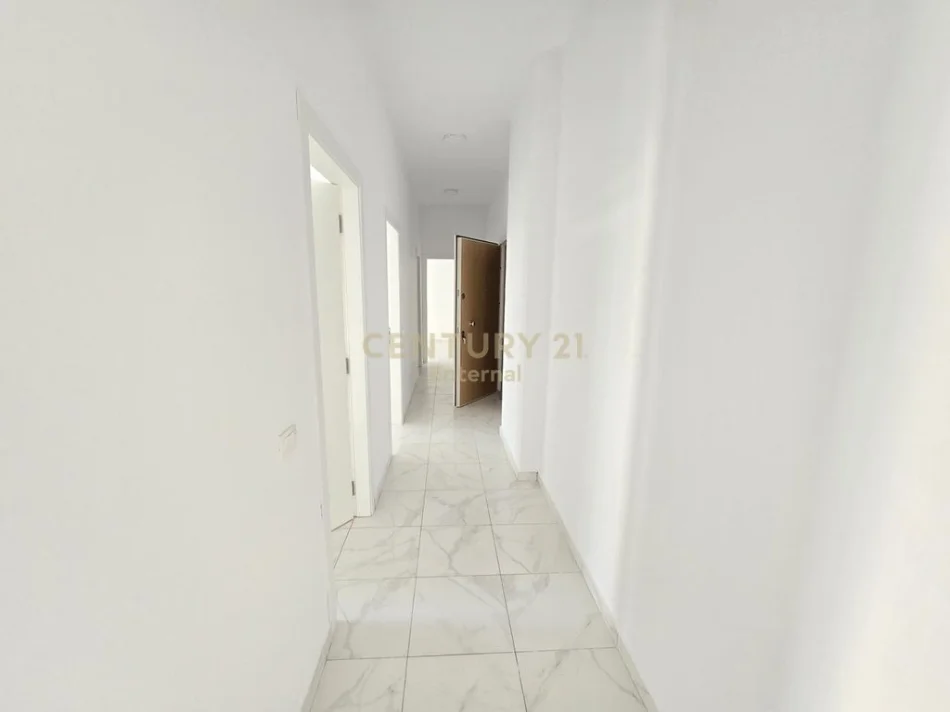 Tirane, jepet me qera ambjent biznesi Kati 2, 111 m² 1.100 € (Square 21)
