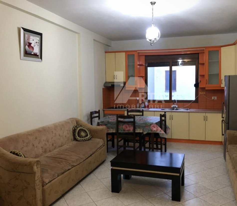 Fier, jepet me qera apartament 1+1+Ballkon Kati 7, 65 m² 220 € (Lagja Apollonia)