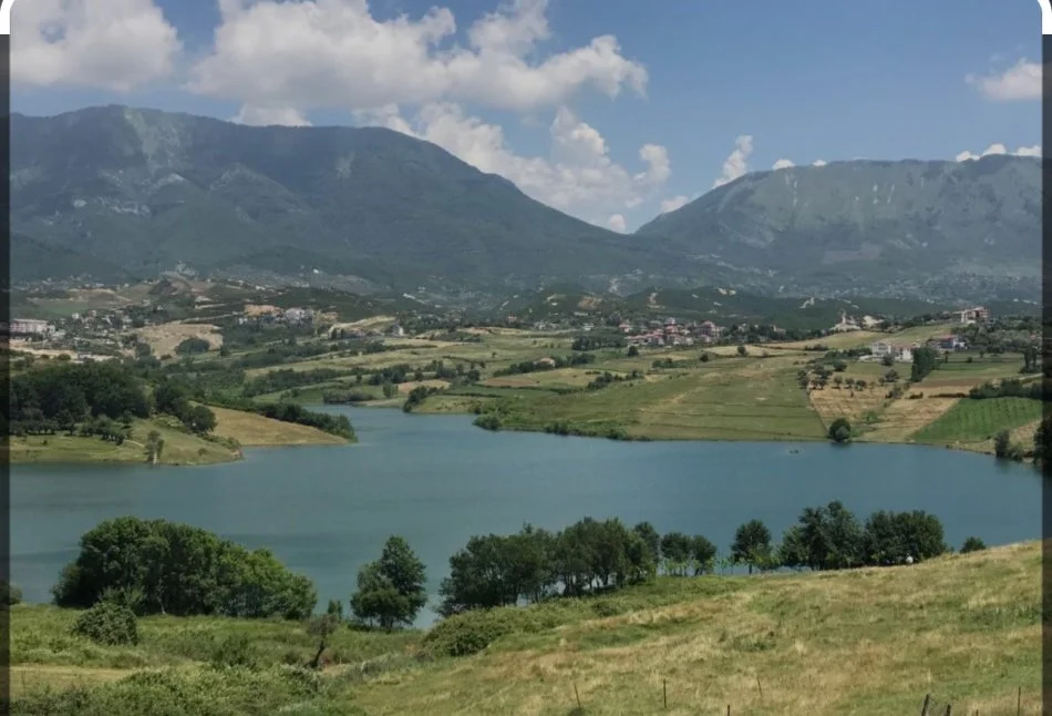 Tirane, shitet toke , 6.000 m² 1 900 000 € (Farke)