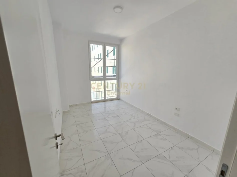 Tirane, jepet me qera ambjent biznesi Kati 2, 111 m² 1.100 € (Square 21)