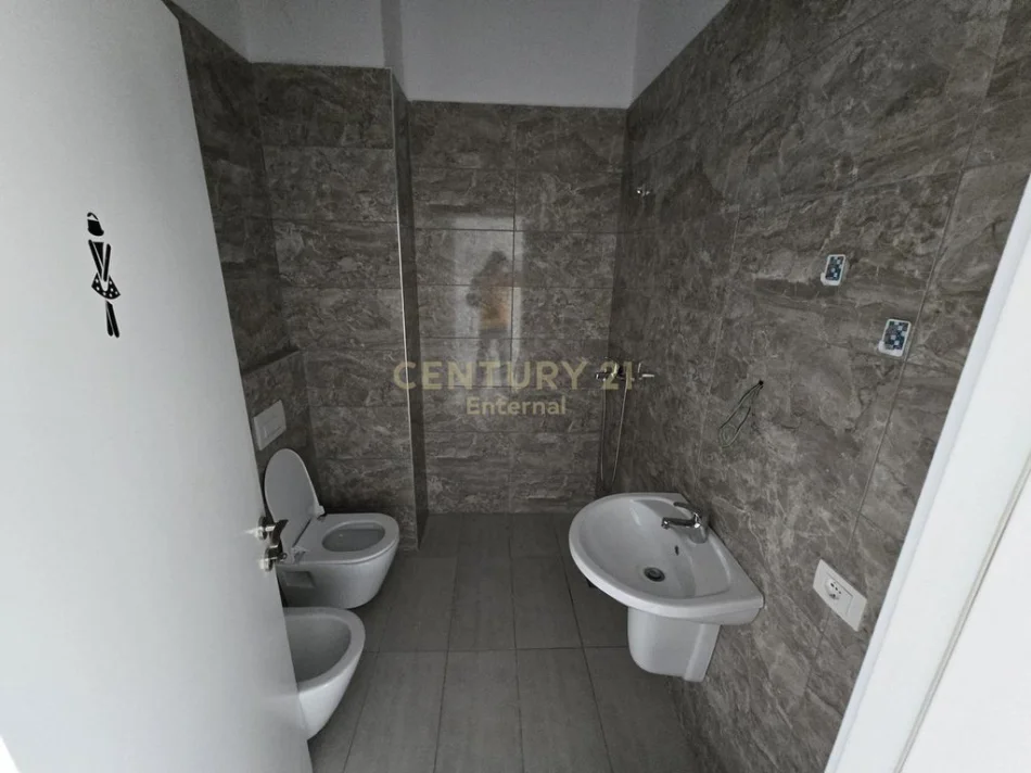 Tirane, jepet me qera ambjent biznesi Kati 2, 111 m² 1.100 € (Square 21)