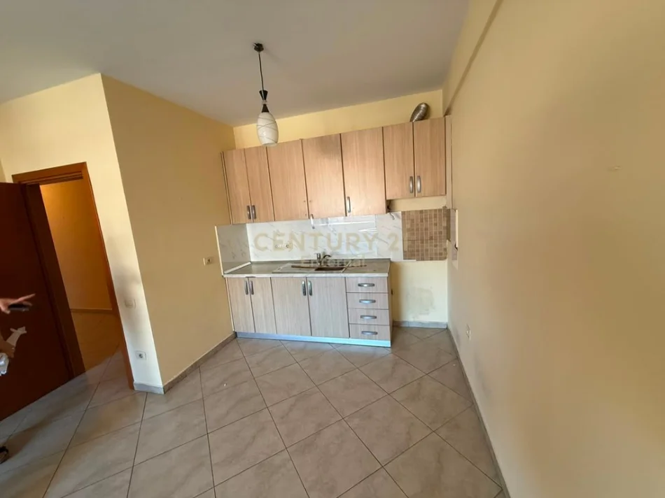 Tirane, jepet me qera zyre Kati 3, 120 m² 1.000 € (Rruga Siri Kodra)