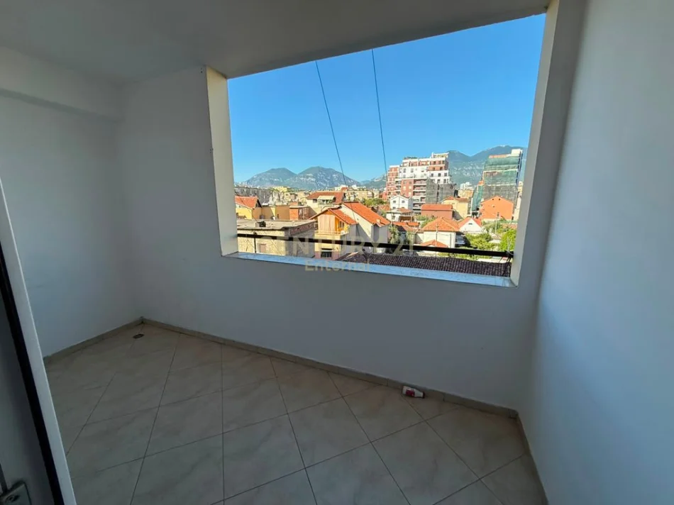 Tirane, jepet me qera zyre Kati 3, 120 m² 1.000 € (Rruga Siri Kodra)