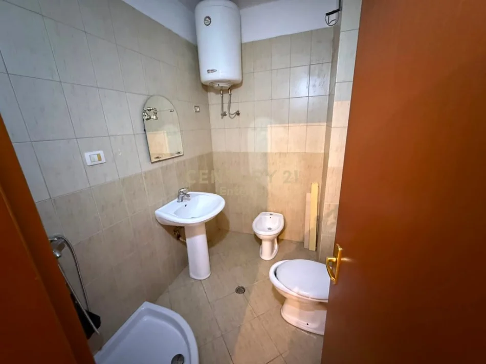 Tirane, jepet me qera zyre Kati 3, 120 m² 1.000 € (Rruga Siri Kodra)