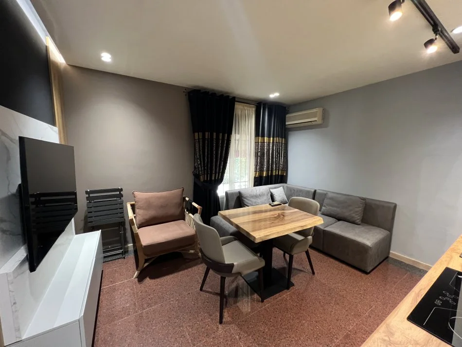 Tirane, jepet me qera apartament 1+1+Ballkon Kati 2, 60 m² 700 €