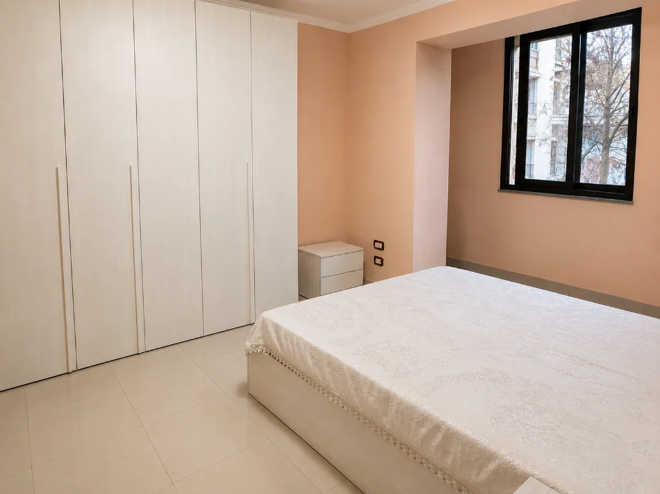 Tirane, jap me qera apartament 2+1+Ballkon Kati 1, 88 m² 450 € (Rr Lord Bajron)