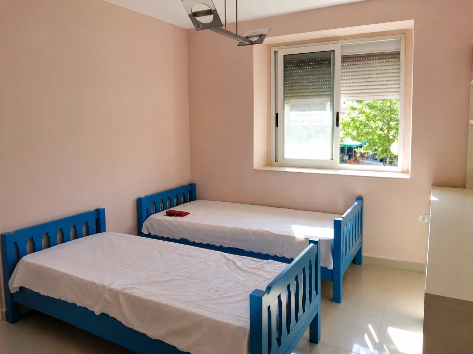Tirane, jap me qera apartament 2+1+Ballkon Kati 1, 88 m² 450 € (Rr Lord Bajron)