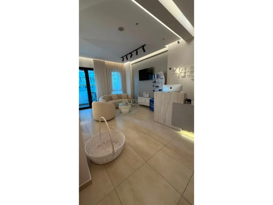 Tirane, jepet me qera ambjent biznesi Kati 3, 100 m² 1.100 € (Square 21)