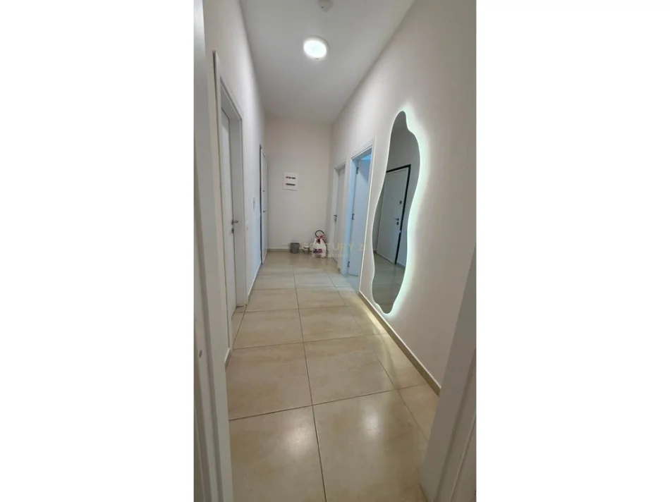 Tirane, jepet me qera ambjent biznesi Kati 3, 100 m² 1.100 € (Square 21)