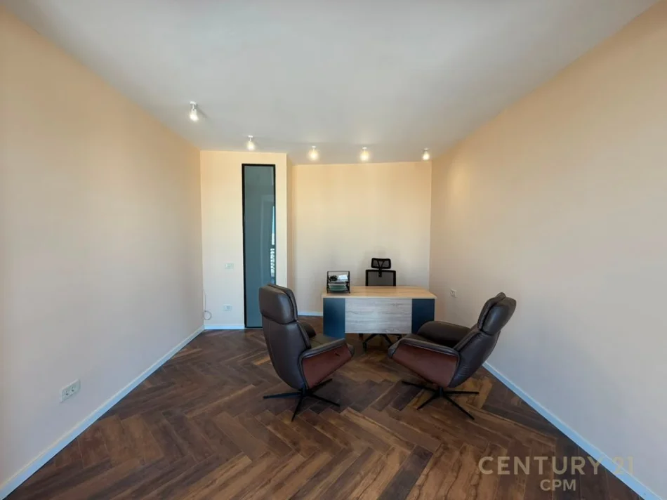Tirane, jepet me qera zyre Kati 12, 104 m² 950 € (Golden Tower)