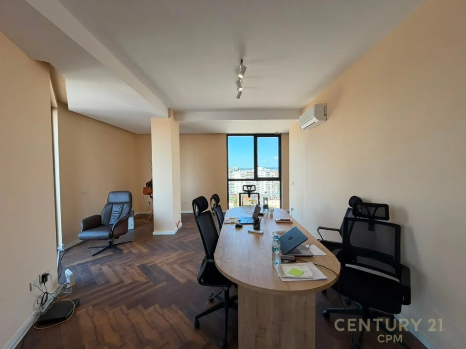 Tirane, jepet me qera zyre Kati 12, 104 m² 950 € (Golden Tower)