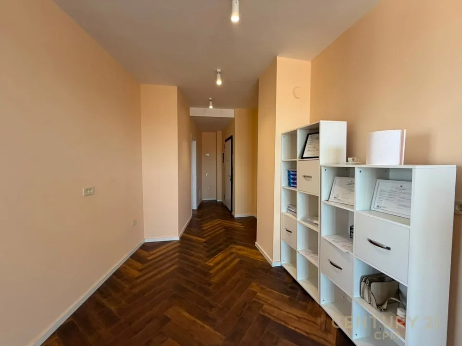 Tirane, jepet me qera zyre Kati 12, 104 m² 950 € (Golden Tower)
