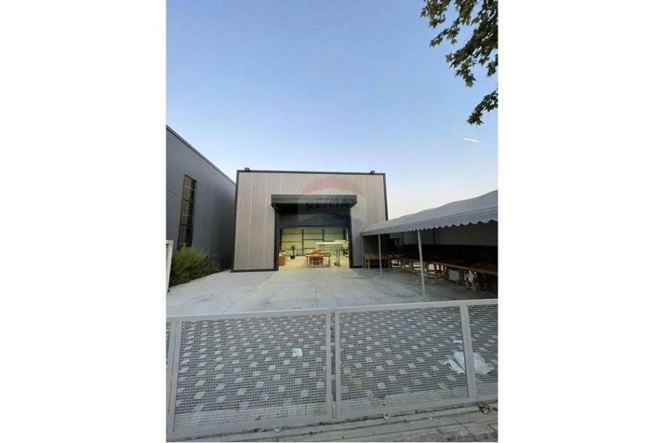 Tirane, jepet me qera magazine Kati 0, 380 m² 1.200 € (JEPET KAPANO PER QIRA NE KAMEZ)