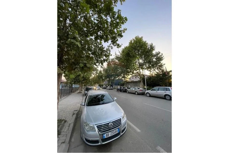 Tirane, jepet me qera magazine Kati 0, 380 m² 1.200 € (JEPET KAPANO PER QIRA NE KAMEZ)