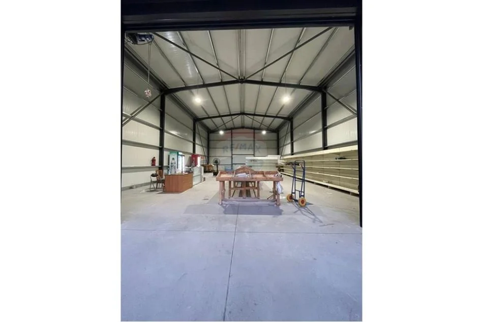 Tirane, jepet me qera magazine Kati 0, 380 m² 1.200 € (JEPET KAPANO PER QIRA NE KAMEZ)