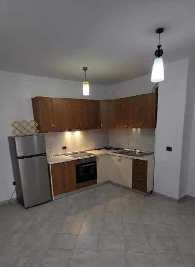 Tirane, jepet me qera apartament 2+1+BLK Kati 2, 110 m² 400 Euro (Rruga Frederik Shiroka)