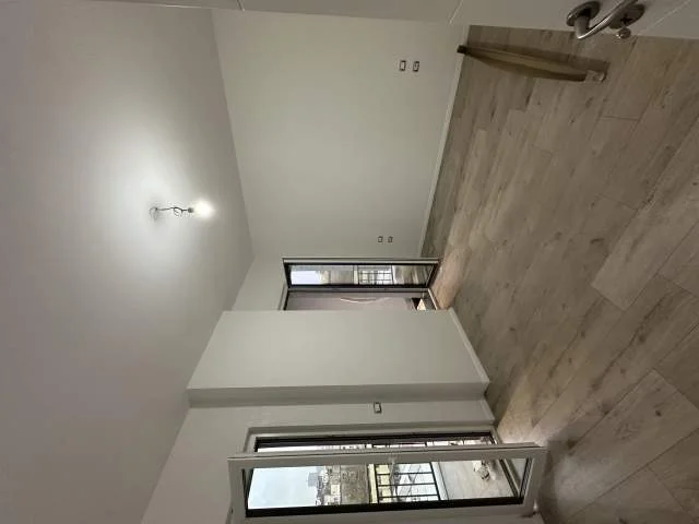 Tirane, jepet me qera apartament 1+1+BLK bosh per banim ose zyre Kati 4, 73 m² Rruga 5 Maj kompleksi Emerald