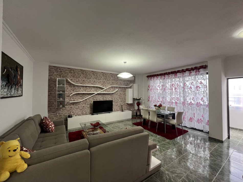 Tirane, jepet me qera apartament 2+1+Ballkon Kati 11, 117 m² 650 € (rruga Sali Butka)