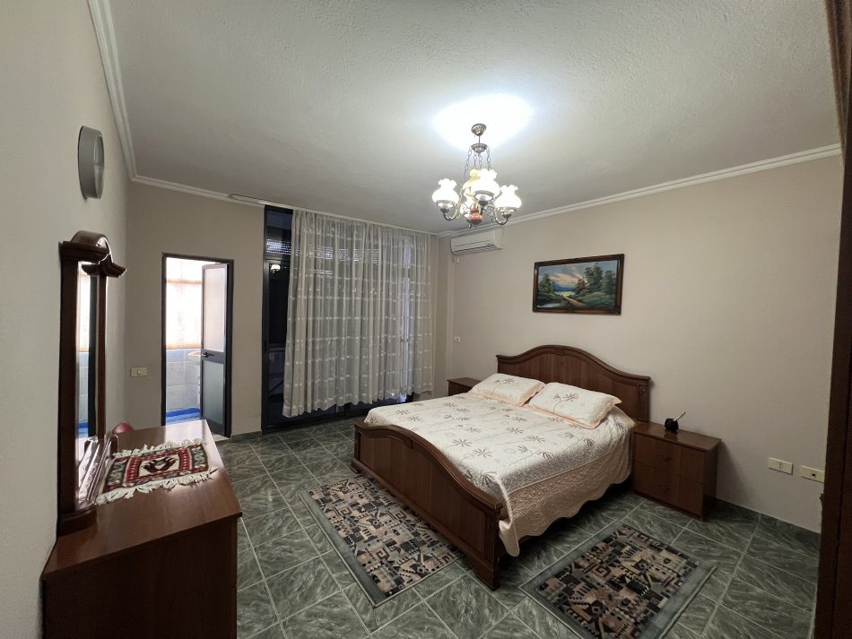 Tirane, jepet me qera apartament 2+1+Ballkon Kati 11, 117 m² 650 € (rruga Sali Butka)