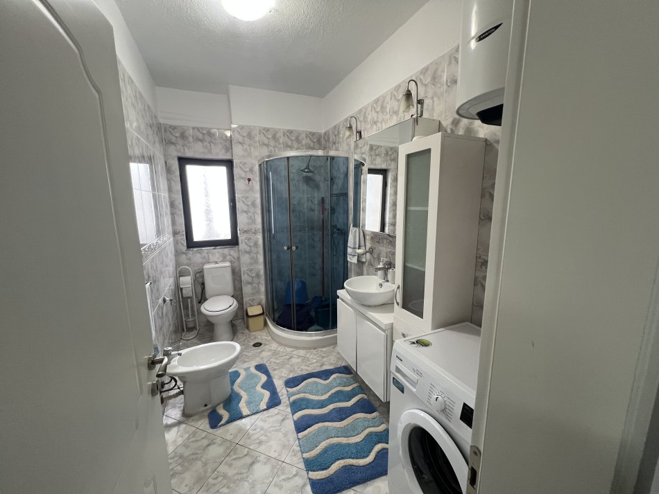 Tirane, jepet me qera apartament 2+1+Ballkon Kati 11, 117 m² 650 € (rruga Sali Butka)